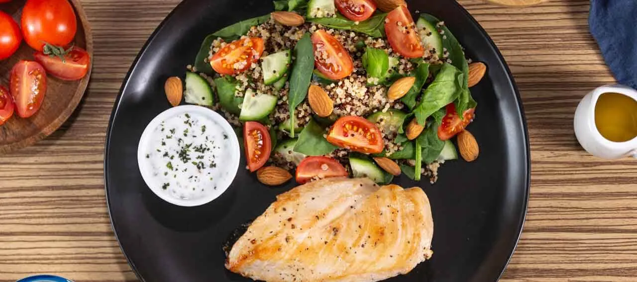 Pechuga de pollo con ensalada de quinoa tricolor