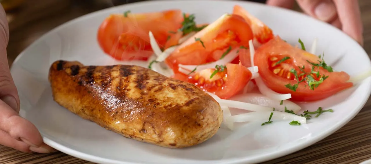 Pollo grille con ensalada chilena