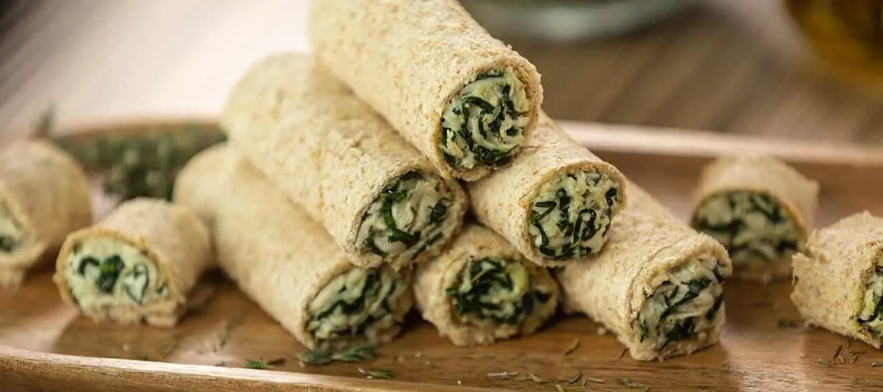 Rollitos de pan rellenos de pollo y espinaca