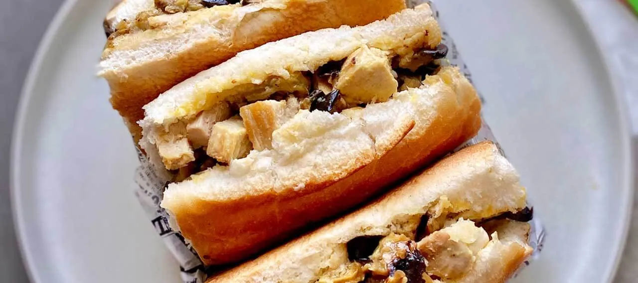 Sándwich de berenjenas con pollo a la mostaza