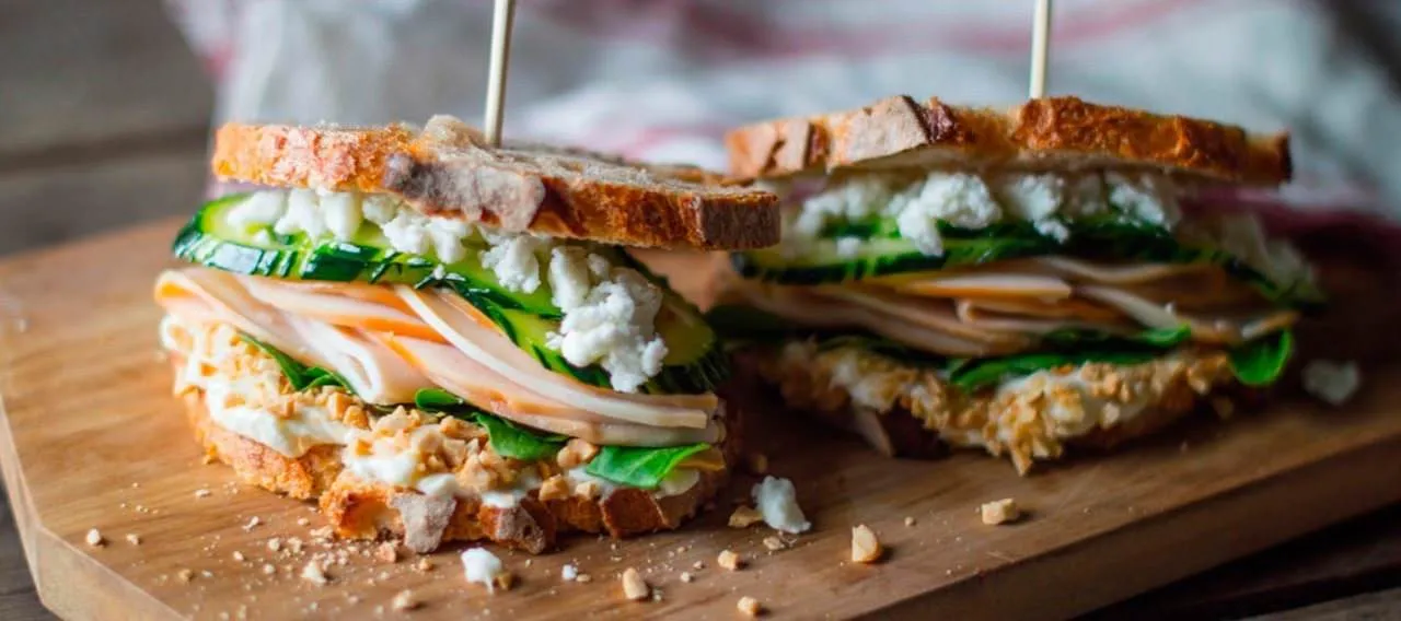 Sándwich de pechuga ahumada con queso de cabra