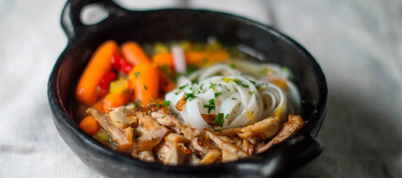 Sopa de pollo liviana, verduras y tallarines de arroz