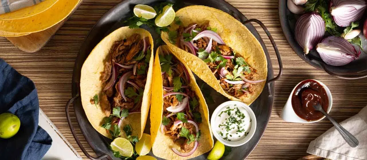 Tacos de pollo tipo pulled chicken