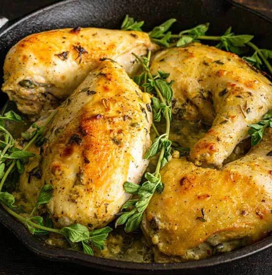 Si bien la piel del pollo ayuda a aportar sabor a las preparaciones, también hay que considerar que aporta un alto contenido de grasa. Si vas a cocinarlo con la piel, no agregues más aceite. Vas a ver, después de unos minutos de cocinarlo, como solito suelta su propio aceite.