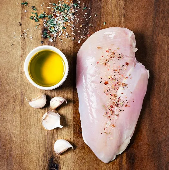 ¿Sabías que la pechuga de pollo y sus derivados corresponden a una carne extra magra? Según el RSA (Reglamento Sanitario de los Alimentos), tiene menos de 5 g de grasa total, menos de 2 g de grasa saturada y menos de 95 mg de colesterol, tanto por 100 g como por porción de consumo.