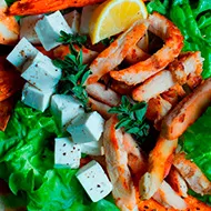 Ensalada de pollo con hojas verdes y tortillas