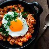 Pollo guisado con picante y porotos