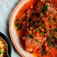 Pollo guisado en tomate y vino tinto