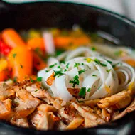 Sopa de pollo liviana, verduras y tallarines de arroz