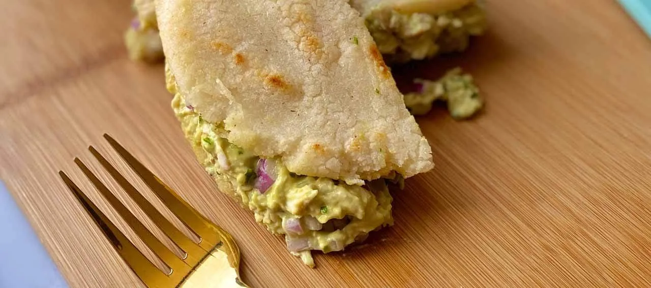 Arepas rellenas con pollo y palta