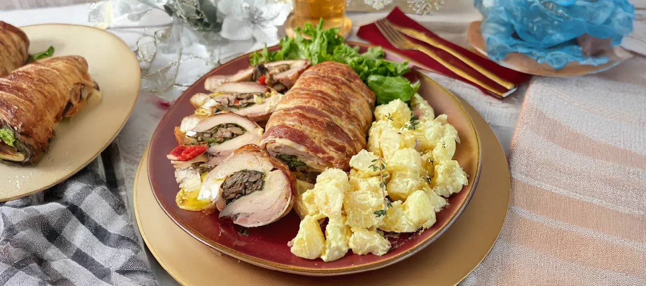 Arrollado de pollo envuelto en tocino con ensalada de papa