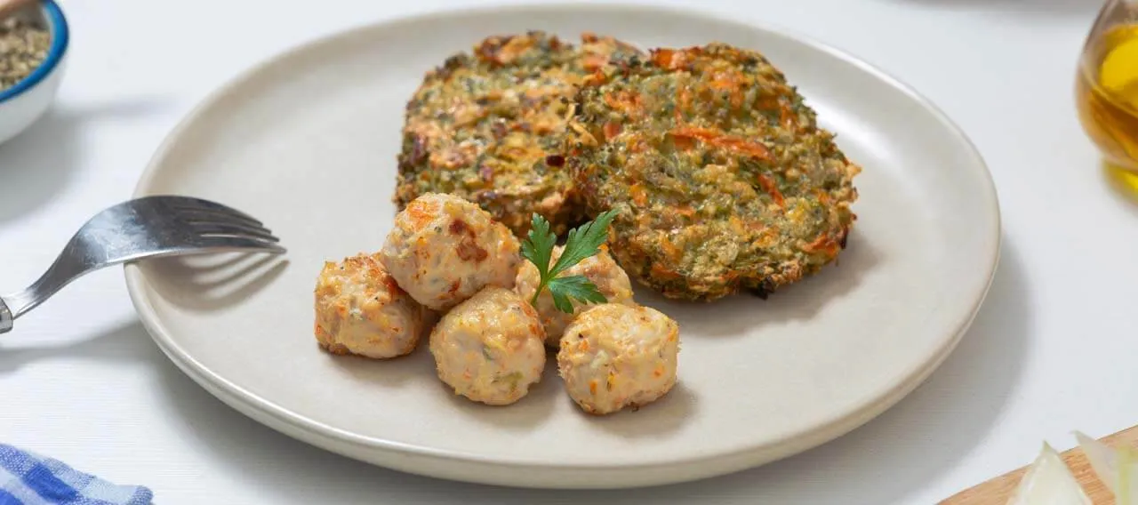 Bolitas de pollo con mini tortillas de brócoli y zanahoria