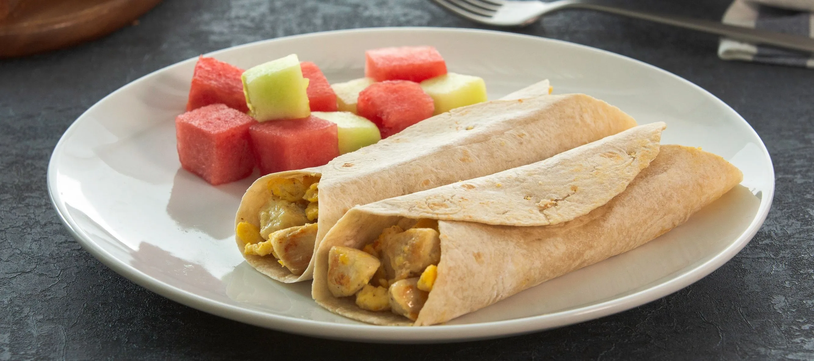 Burritos de pollo con huevo y queso crema