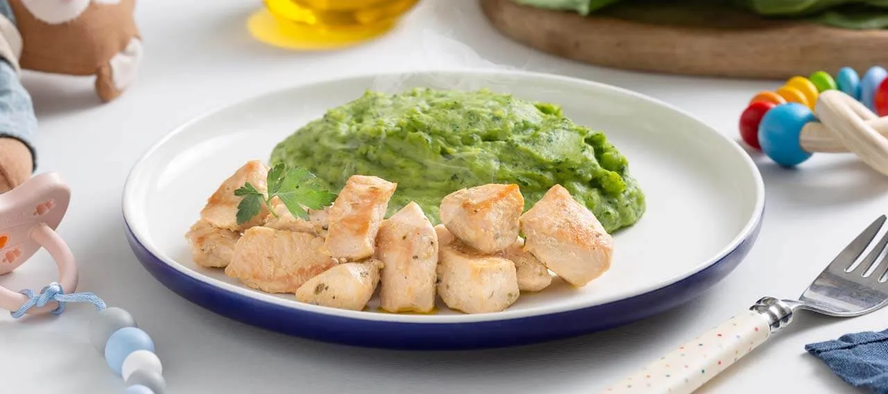 Cubitos de pollo con puré verde