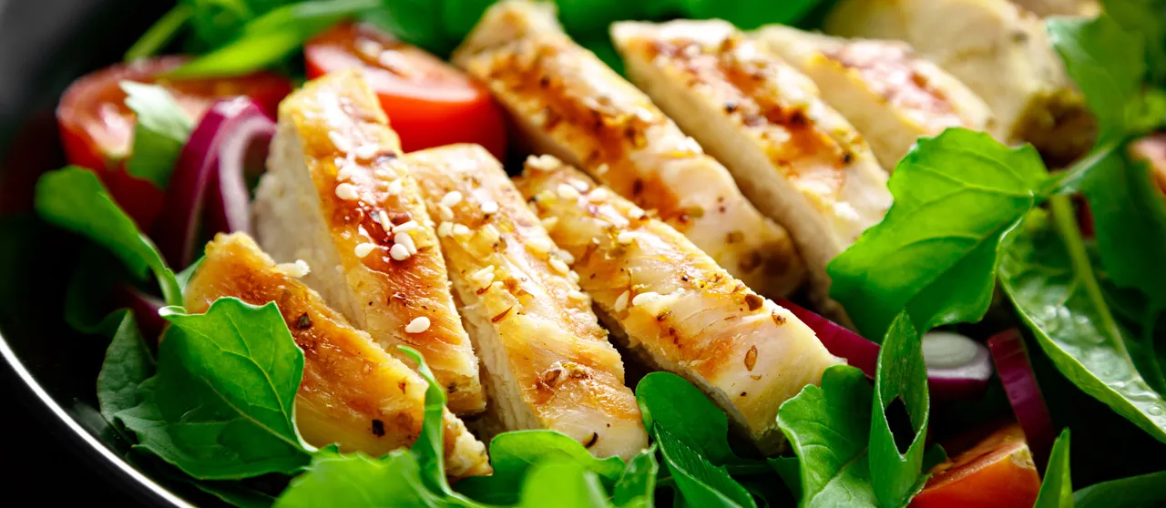 Ensalada de pollo con almendras y tomates cherry