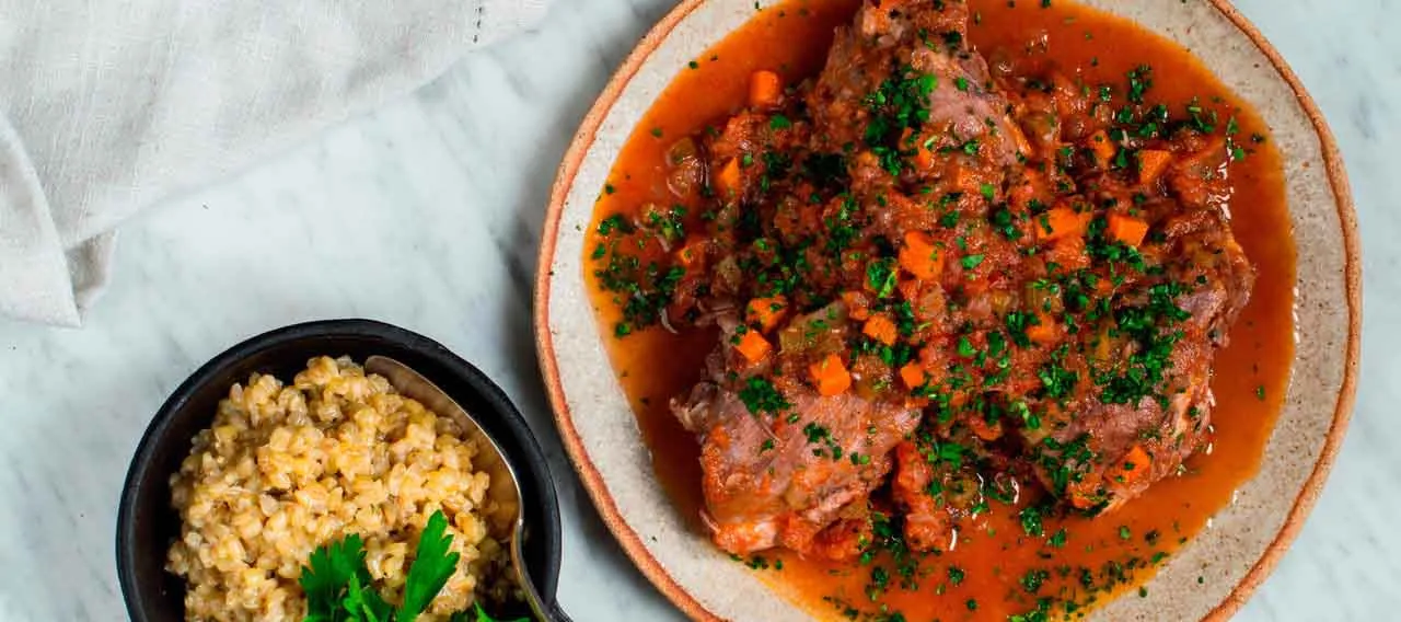 Pollo guisado en tomate y vino tinto