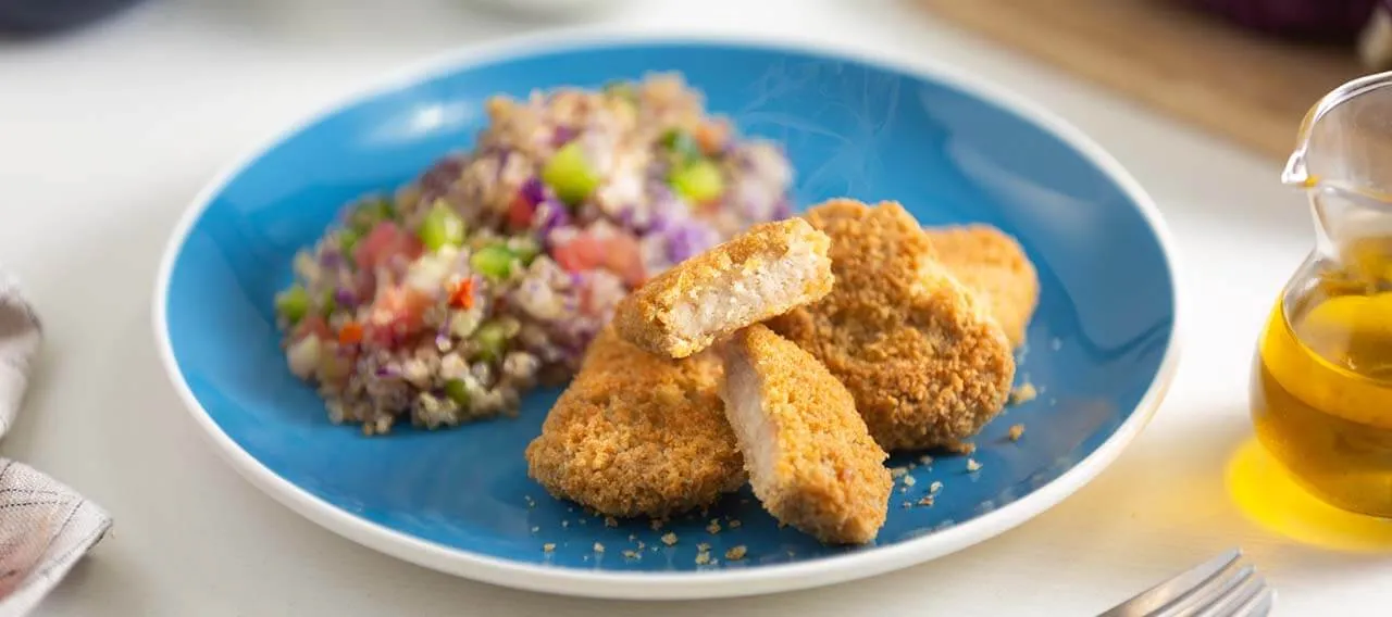 Nuggets de pollo con ensalada de quinoa