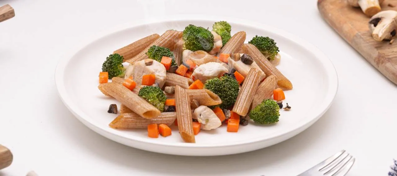 Pasta con pollo y verduras