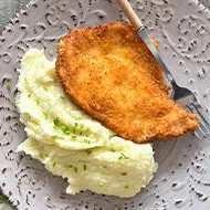 Milanesa de pollo con puré de papas