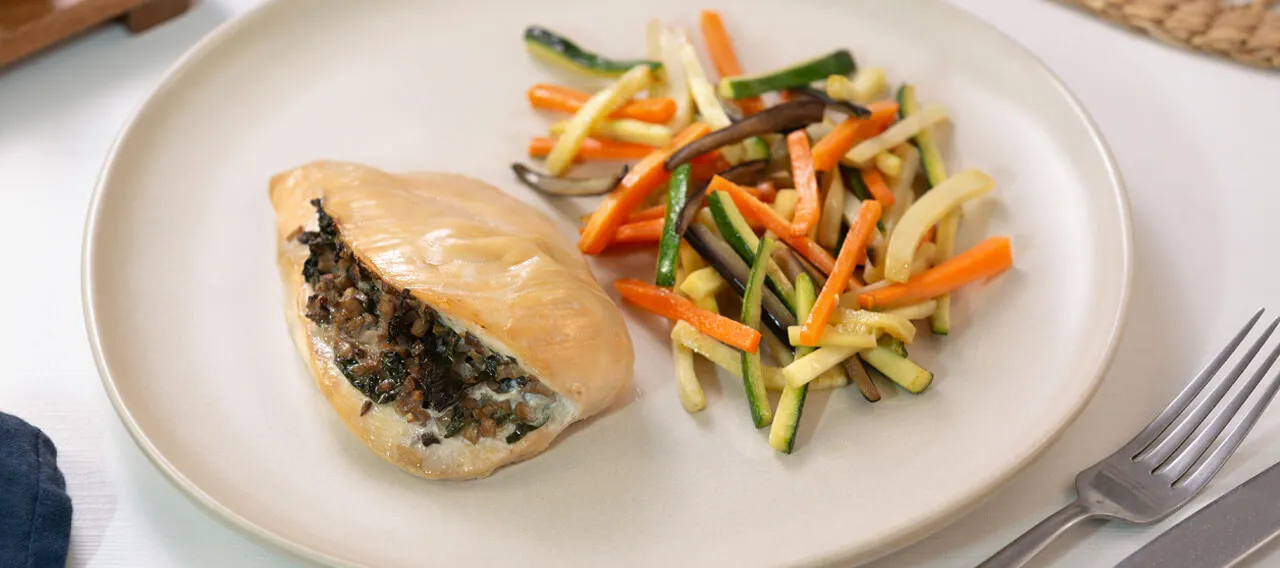 Pollo al horno relleno con bastones de verduras