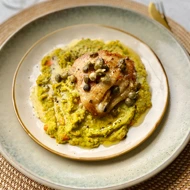 Pollo a la alcaparra con puré de brócoli