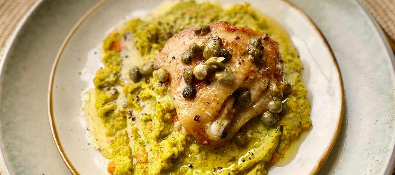 Pollo a la alcaparra con puré de brócoli