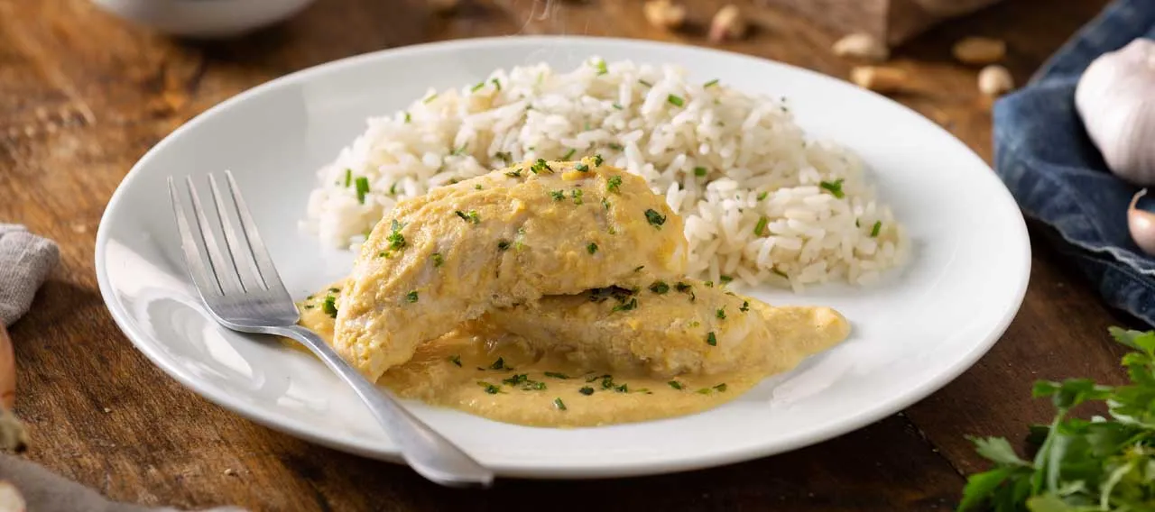 Pollo con salsa de maní