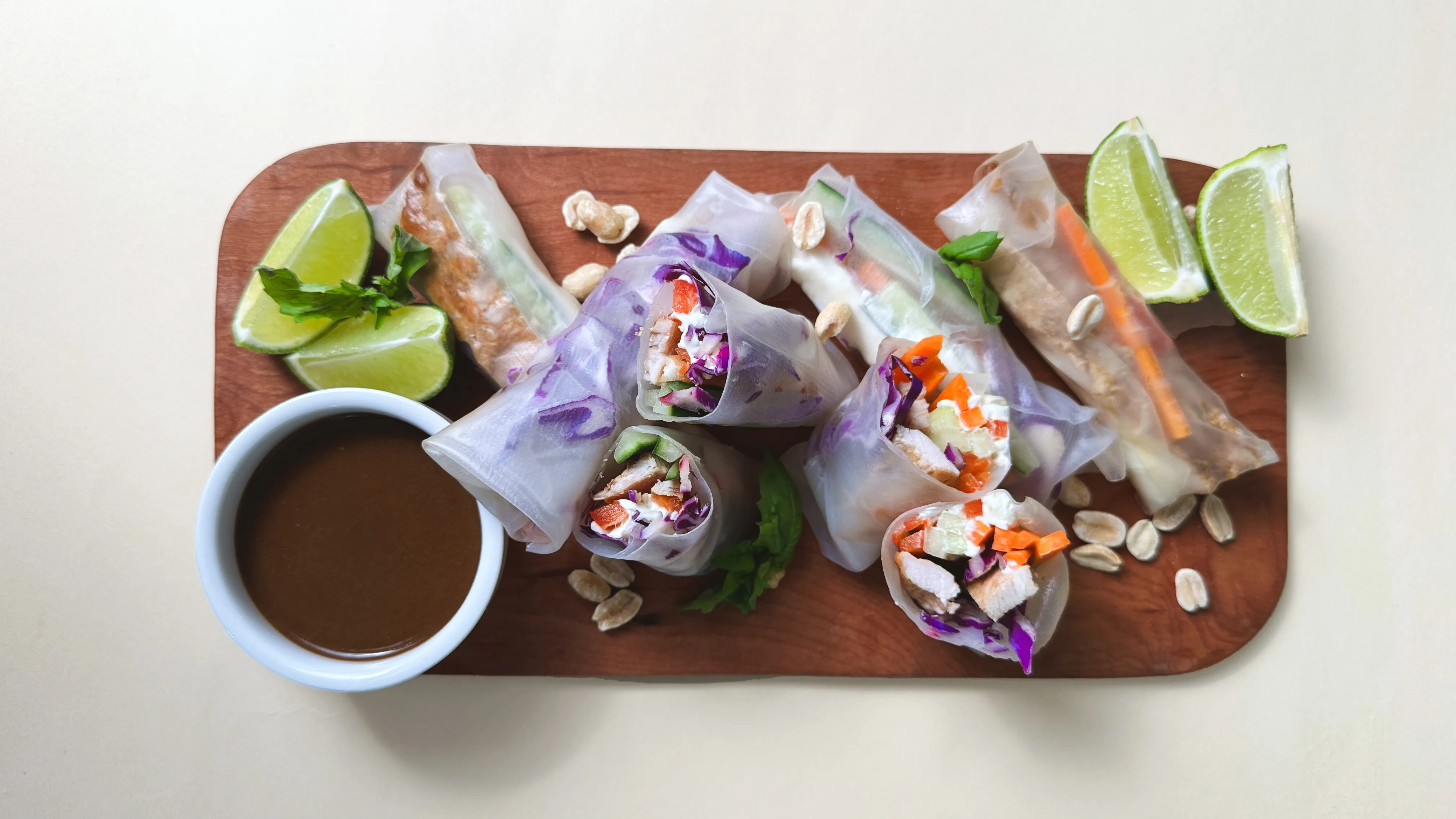 Rollitos de papel de arroz con pollo y verduras