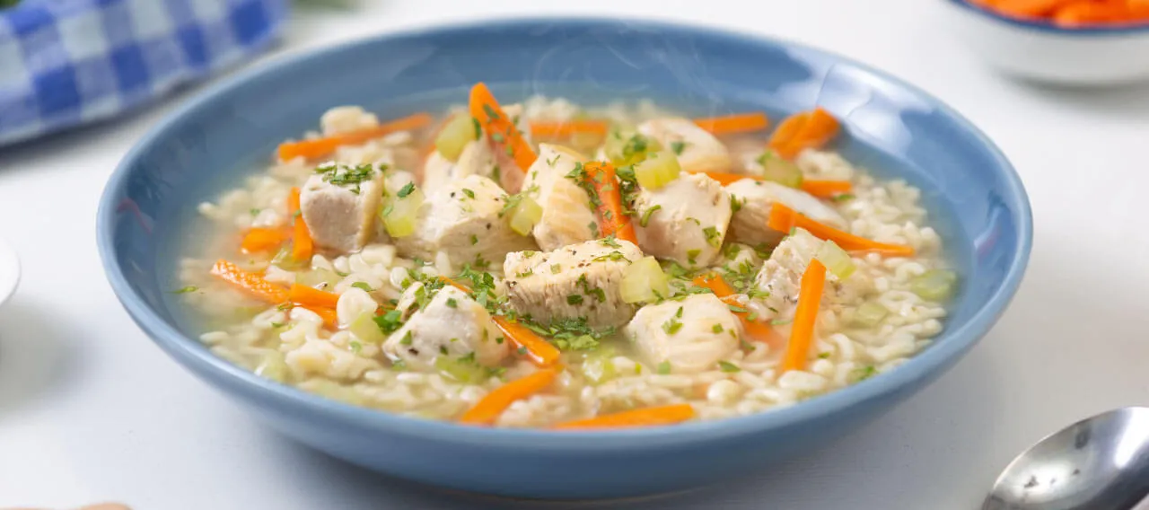 Sopa de pollo con letras y verduras